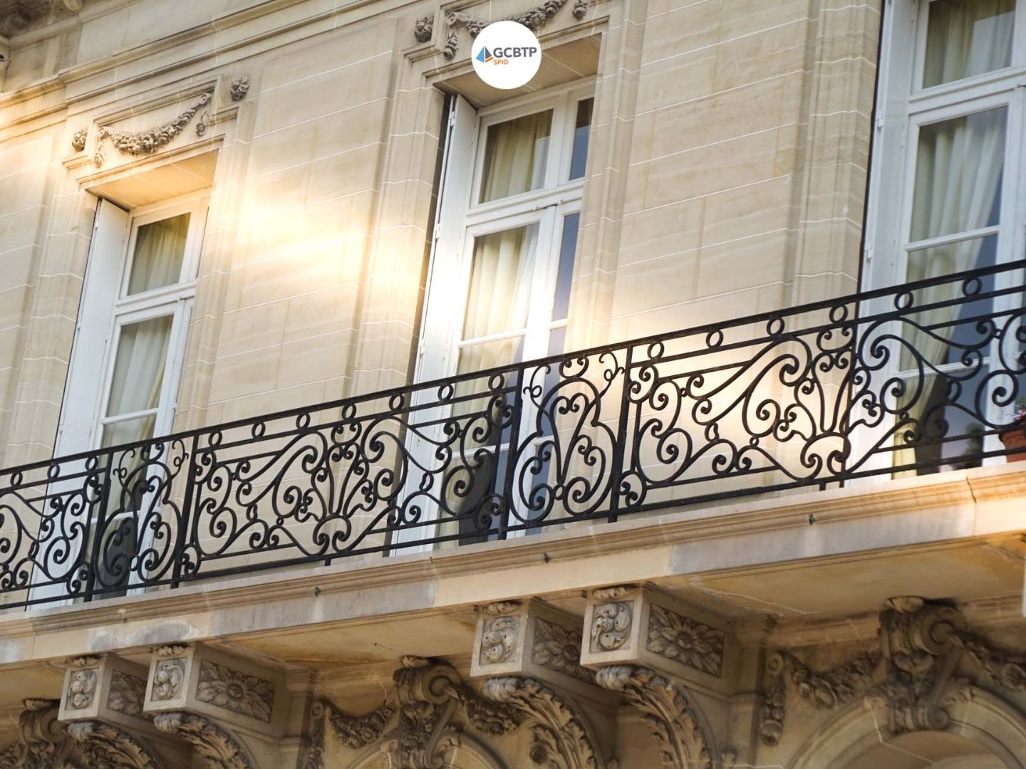 Logo Versailles – Réparation et rénovation de façade